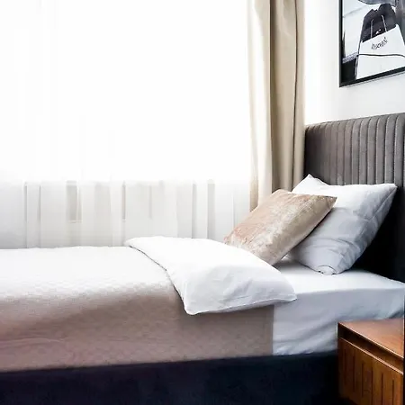 Strandnahe & Hochwertige Ferienunterkunft, Mit Gartenzugang, Parkplatz Und Fahrradunterstellplatz * 샬베우츠