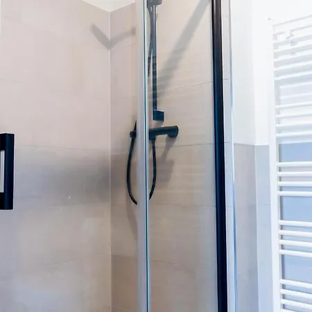 Strandnahe & Hochwertige Ferienunterkunft, Mit Gartenzugang, Parkplatz Und Fahrradunterstellplatz 샬베우츠