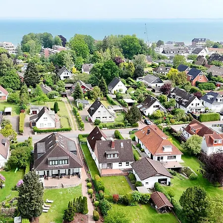 Strandnahe & Hochwertige Ferienunterkunft, Mit Gartenzugang, Parkplatz Und Fahrradunterstellplatz * Scharbeutz